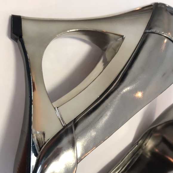 Guess by Marciano. Peep toe, cut out pump. Never worn. - Picture 4 of 7